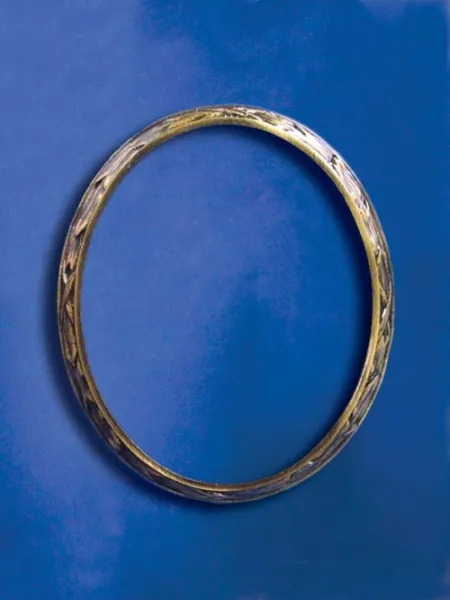 Oval photo frame with laurel leaf example